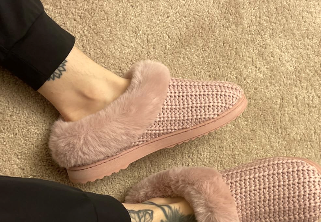 Dearfoams slippers in pink