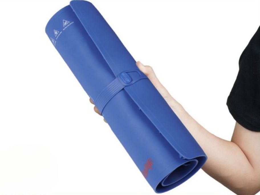 A person holding a Laudlife Warming Tray in Blue Rolled Up