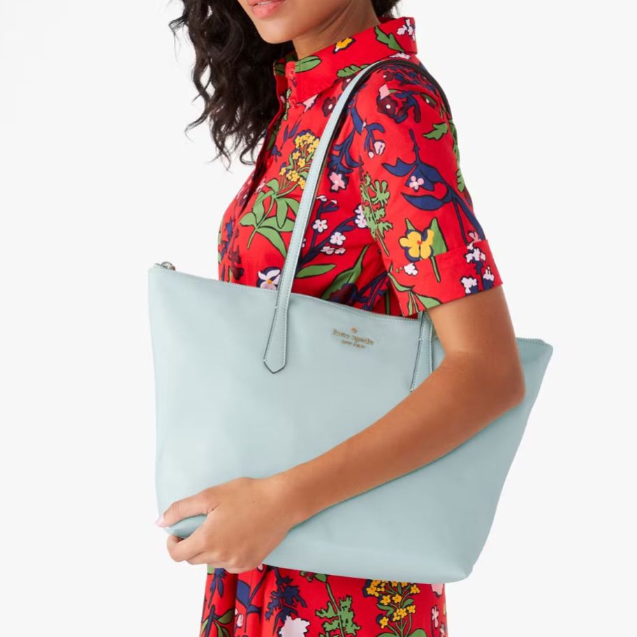 a woman with a mdium nylon tote in light blue