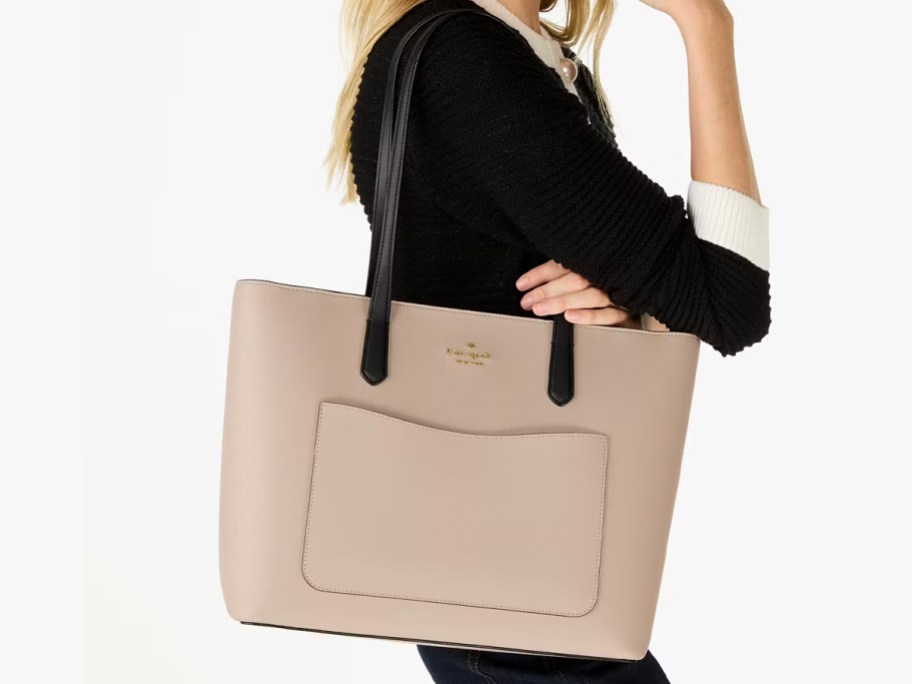 woman wearing beige kate spade tote