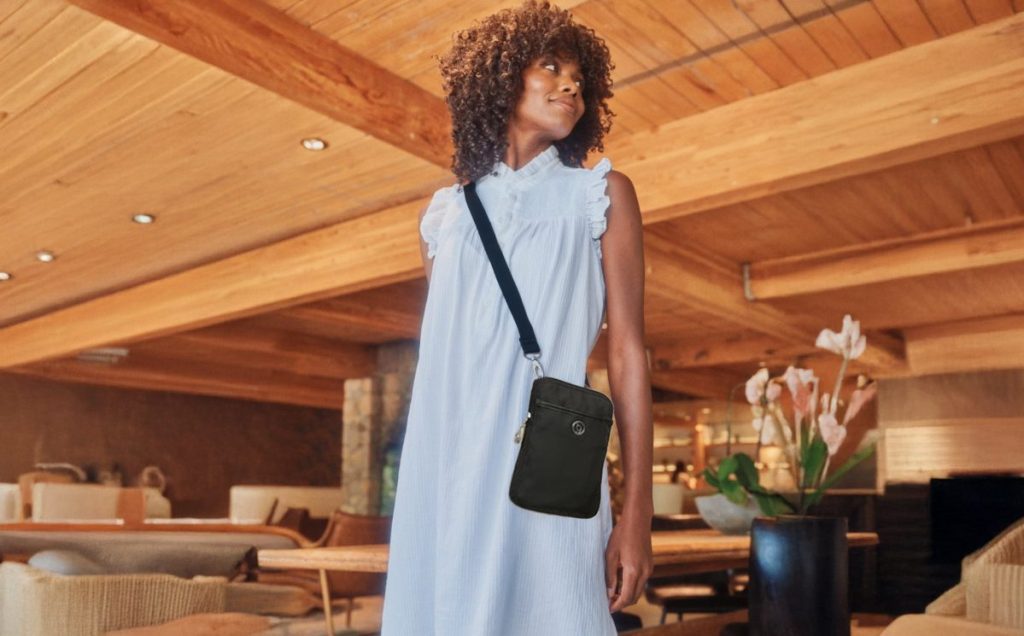 woman wearing black crossbody purse