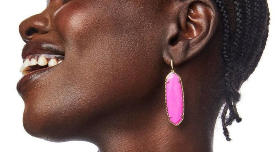 woman wearing kendra scott earrings