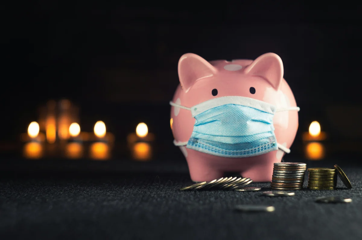 Piggy bank in a mask on a background of blurry lights - piggy bank money - How to find crazy savings on premium brand names